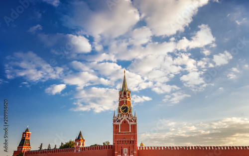 Zdjęcie XXL Wielki Kremlowski pałac i Kremlowska ściana. Letni wieczór. Moskwa. Rosja