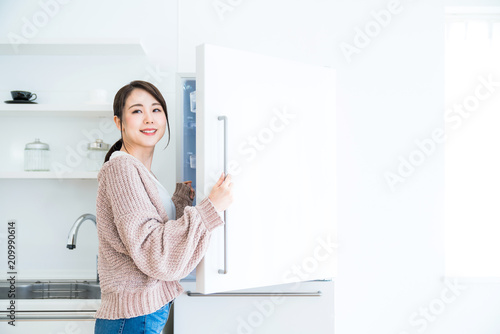冷蔵庫を開ける女性 Stock 写真 Adobe Stock 冷蔵庫を開ける女性 Stock 写真 Adobe Stock