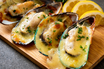 mussel baked with cheese