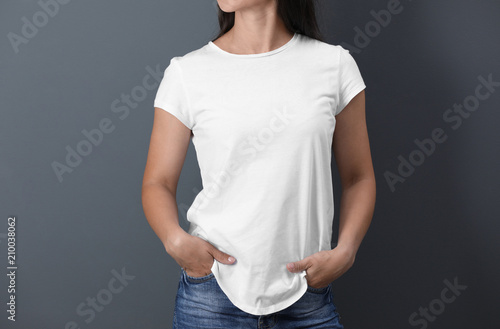 Fotomural Young woman in white t-shirt on color background