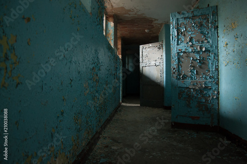 opuszczony-stary-niemiecki-szpital-psychiatryczny-pusty-korytarz-polamane-okna-i-sciany-straszny-nawiedzony-azyl-stary-dom