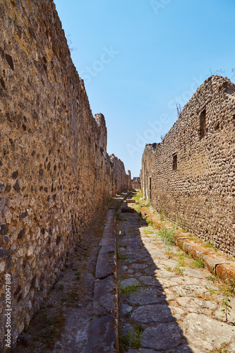 Foto Old historical walls with alley and clear blue sky in Pompeii, Italy