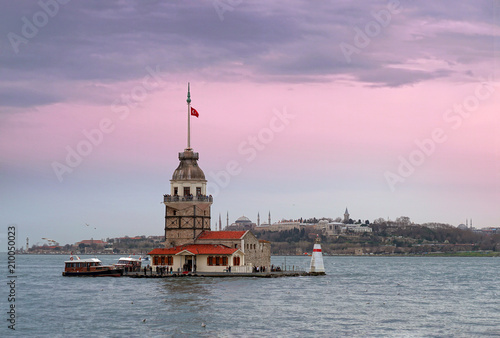 Plakat Niesamowite niebo i Wieża Dziewicza (kiz kulesi) w Stambule