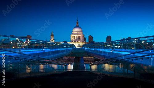 Plakat St Pauls i Millenium Bridge at Night, Londyn