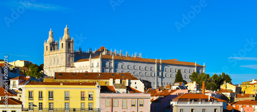 Plakat Piękny widok starego miasta z Alfama. Lizbona, Portugalia.