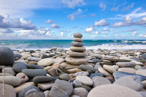 Cuadros en Lienzo Zen pyramid on the pebble beach