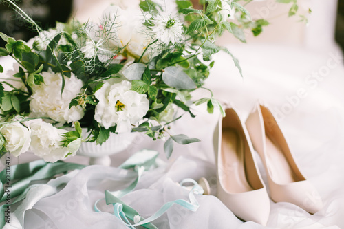 Fotografía Wedding bouquet and bridal shoes on tissue
