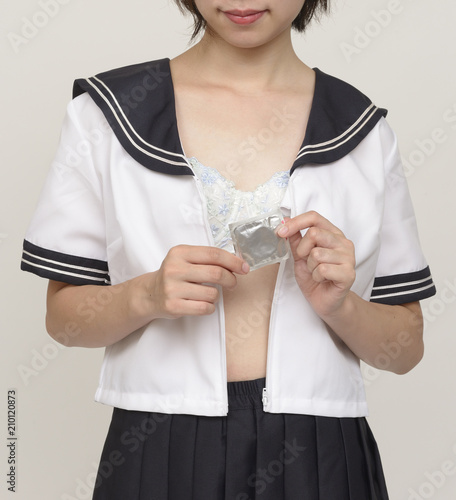 コンドームを持つ女子高校生 Adobe Stock でこのストック画像を購入 コンドームを持つ女子高校生 Adobe Stock でこのストック画像を購入