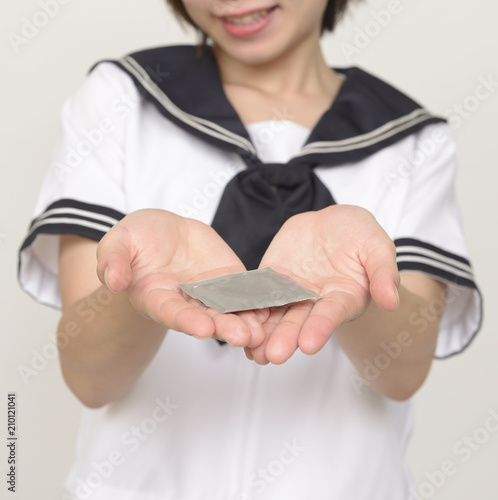 コンドームを持つ女子高校生 Stock Photo Adobe Stock