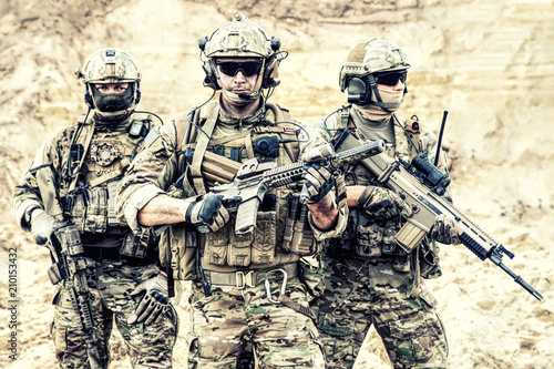 Fotografía Group portrait of US army elite members, private military company servicemen, anti terrorist squad fighters standing together with guns