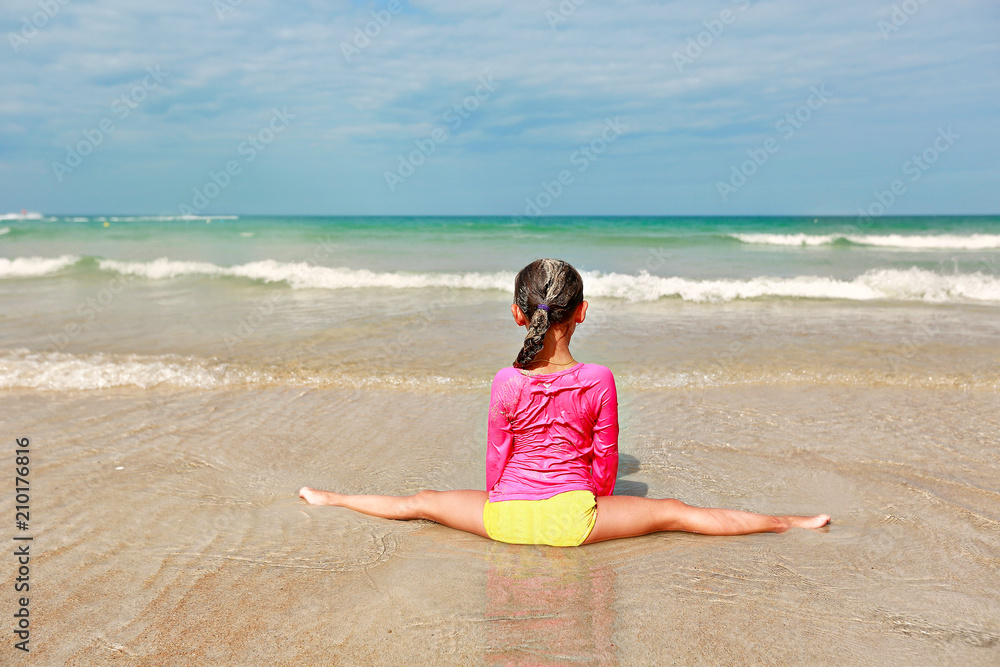 девочка в трусах 