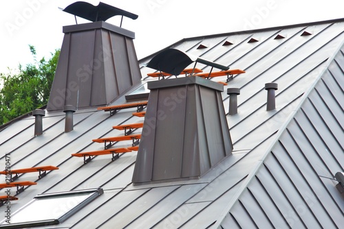Modernes Stehfalz Metalldach Mit Dachfenster Dachrinne Dunstabzugen Und Mit Metall Schornstein Acheter Cette Photo Libre De Droit Et Decouvrir Des Images Similaires Sur Adobe Stock Adobe Stock