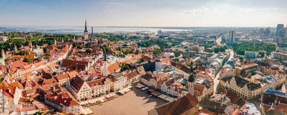 Obraz na płótnie Amazing aerial view of the Tallinn old town with many old houses sea and castle on the horizon. w salonie