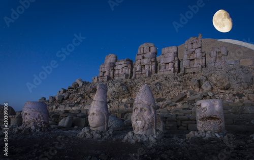 Fotomural Giant seated statues of Nemrut Mountain