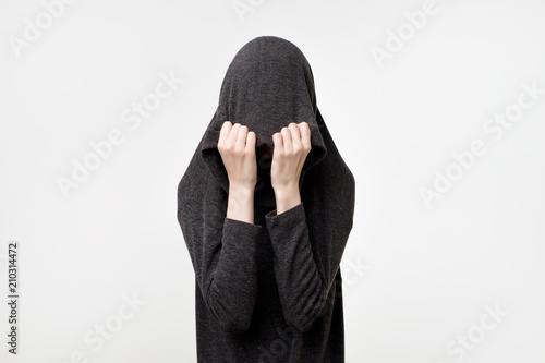 Fotografía Woman hiding face under the clothes