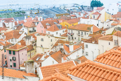 Zdjęcie XXL Lizbona, Portugalia.- 11 lutego 2018: Old Town Lisbon. ulica widok typowych domów w Lizbonie, Portugalia, Europa