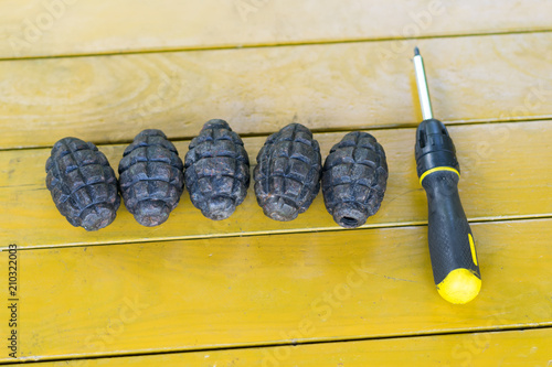 Fotografía Make and disassemble grenades and bombs