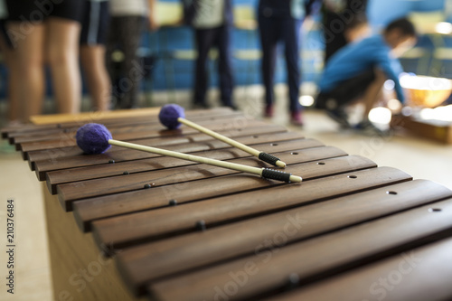 Fotografía xylophone and drumsticks in a music class with children