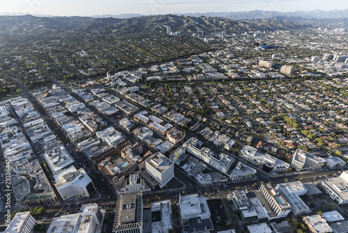 Plakat Widok z lotu ptaka Beverly Hills Kalifornia z Zachodnim Hollywood, Los Angeles i Snata Monica górami w tle.