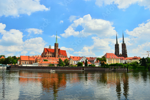 Plakat Zabytkowy budynek kościoła nad brzegiem rzeki we Wrocławiu.