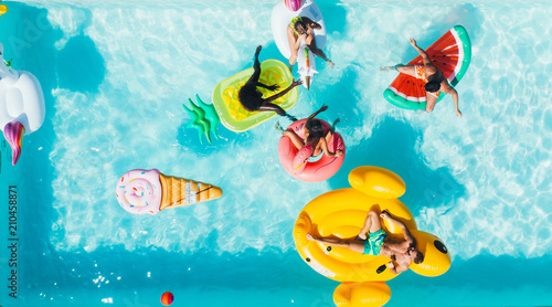 Cuadros en Lienzo group of friends having fun in the swimming pool