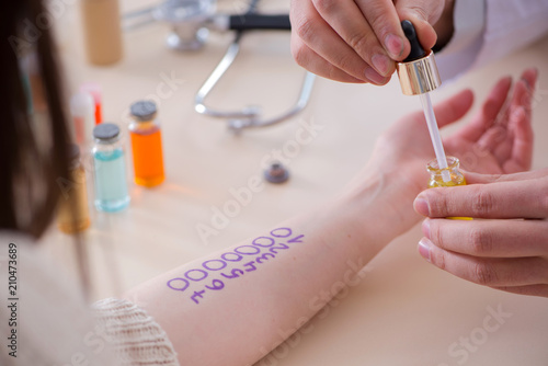 Fotografía Doctor testing allergy reaction of patient in hospital