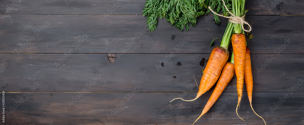 Freshly washed whole carrots with leaves - obrazy, fototapety, plakaty 