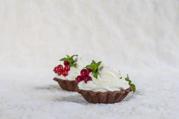 Canvas Print - Homemade chocolate tartlets with creamcheese, currents