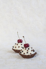 Canvas Print - Homemade chocolate tartlets with creamcheese, currents and cherries