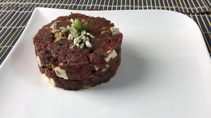 Sticker - Tartare de bœuf à l'ail des ours et fourme d'Ambert