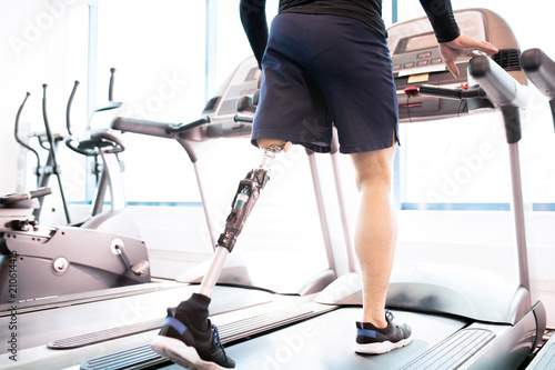 Fotografía Low angle portrait of unrecognizable muscular man with prosthetic leg using walk