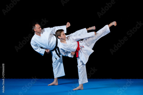 Fototapety Kung fu  instruktor-karate-plci-meskiej-szkolacy-male-dzieci-w-dojo