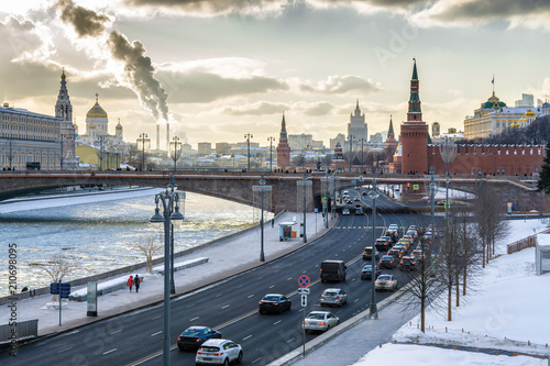 Plakat Zmierzchu widok od &quot;spławowego mosta&quot; nad Moskwa rzeka w parku &quot;Zaryadye&quot; blisko placu czerwonego, Moskwa, Rosja.