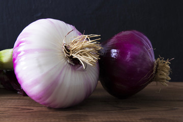 Poster - red onions in rustic wood