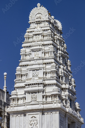 Fotografija  Giant White Marble Idol Carving at the Entrance of the Birla Mandir Temple in Hy