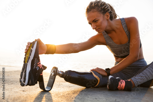 Fotografía Cropped image of concentrated disabled athlete woman