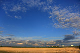 Fototapeta  - Krajobraz wiejski o zachodzie słońca, tablice reklamowe.
