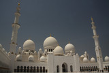 Dziedziniec  białego meczetu w Abu Dhabi, Zjednoczone Emiraty Arabskie 