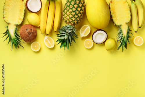 swieze-organicznie-zolte-owoc-nad-pogodnym-tlem-monochromatyczny-pojecie-z-bananem-koksem-ananasem-cytryna-melonem-widok