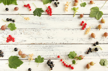 Wall Mural - viele verschiedene Johannisbeeren Brett Tisch Rahmen weiße rote schwarze Beeren frisch vom Strauch