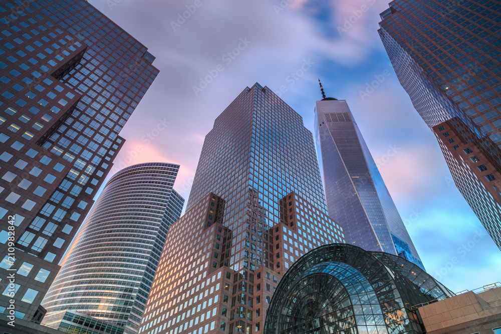 View on Manhattan skyscrapers during sunset - obrazy, fototapety, plakaty 