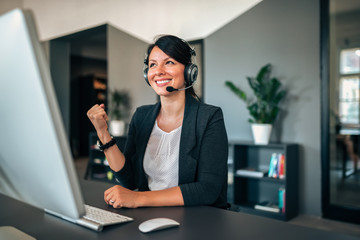 Canvas Print - Beautiful female customer service representative answer client's questions.