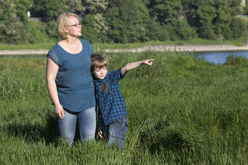 Mutter und Sohn im Park