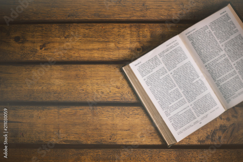 Cuadros en Lienzo Soft focus The holy bible on wood table with copy space
