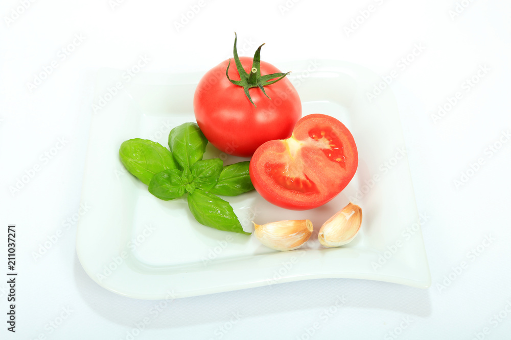 Pomidor, czosnek i liście bazylii na białym tle. - obrazy, fototapety, plakaty 