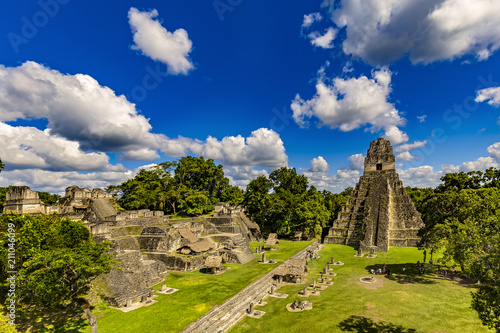 Plakat Gwatemala. Park Narodowy Tikal (Departament Peten, wpisany na Listę Światowego Dziedzictwa UNESCO od 1979). Grand Plaza z Akropolem Północnym i Świątynią I (Świątynia Wielkiego Jaguara)
