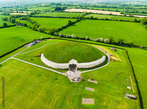 Fotomural Newgrange, a prehistoric monument built during the Neolithic period, located in