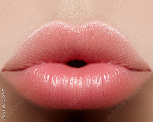 Cuadros en Lienzo Closeup kiss natural lip makeup