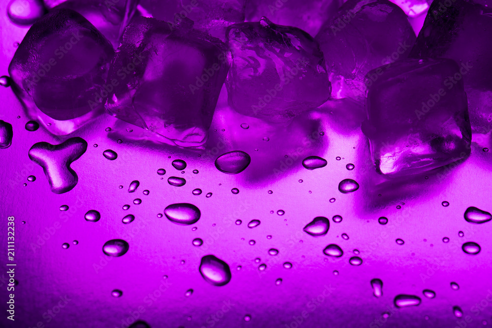 A pile of ice cubes in purple on a reflecting table - obrazy, fototapety, plakaty 