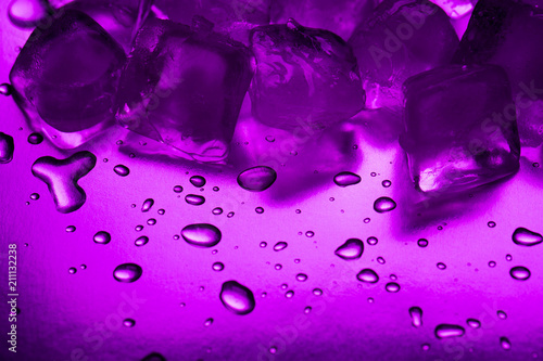 Dekoracja na wymiar  sterta-kostek-lodu-w-kolorze-fioletowym-na-odbijajacym-stole